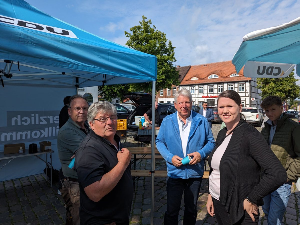Thomas Grote beim CDU-Infostand im Kommunalwahlkampf 2024